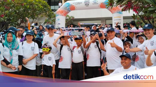 Pengusaha Optik Bagi-bagi Kacamata