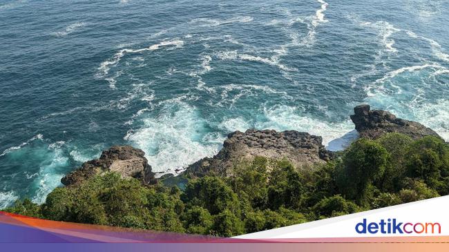 来自棉兰的悲伤游客被 Kedungtumpang 海滩的凶猛海浪卷走而失踪 来自棉兰的悲伤游客被 Kedungtumpang 海滩的凶猛海浪卷走而失踪