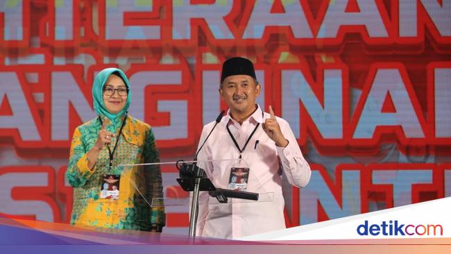 Bicara Transparansi Publik, Cawagub Ade Contohkan KTP Kabupaten Lebak