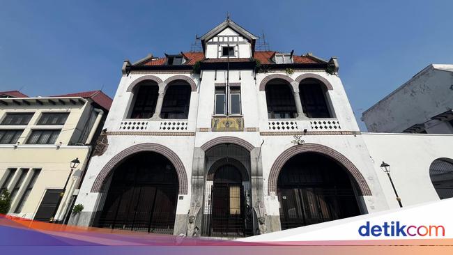 Gedung di Surabaya yang Dijaga 2 Singa Sejak 123 Tahun yang Lalu