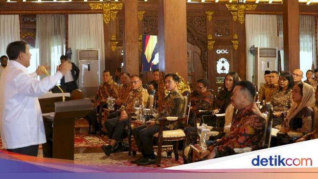 There is material on how to deal with journalists in the meeting for the candidates of Deputy Minister Prabowo