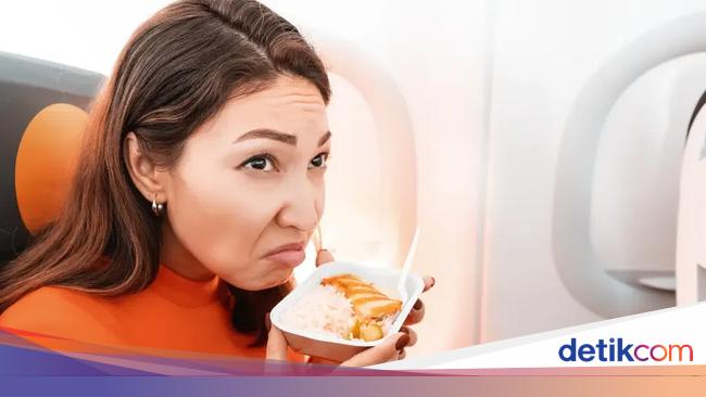 Ini Sebabnya Orang TakDisarankan Makan Selama Penerbangan