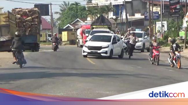 Momen Mobil Brio Putih Tancap Gas Nyaris Tabrak Polisi yang Gelar Razia ...