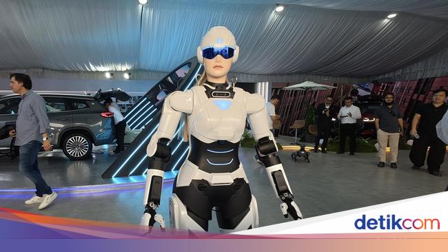 Bukan Cuma Mobil! Chery Bikin Robot Humanoid dan Anjing Bionik
