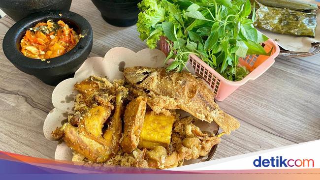 Ngeunah! Ayam Kampung Kremes dan Pepes Ikan Mas di Warung Urang Sunda