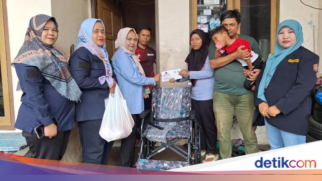 Andre Rosiade Beri Bantuan ke Anak Penjual Roti Pengidap Cerebral Palsy