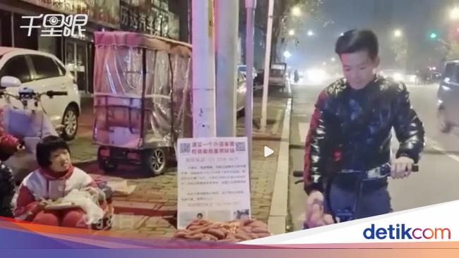 Begini 5 Aksi Bocah yang Mahir Jualan Seblak hingga Buah