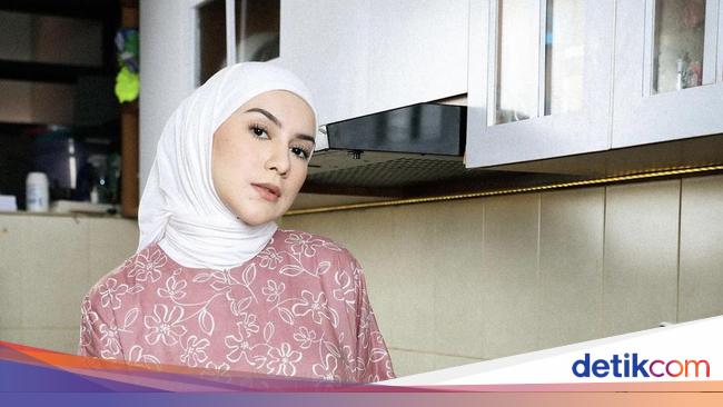 Potret Irish Bella Saat Asyik Makan BBQ hingga Masak di Dapur