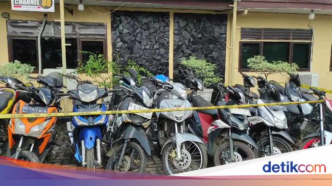 Motor curian yang disita oleh polisi di rumah kades