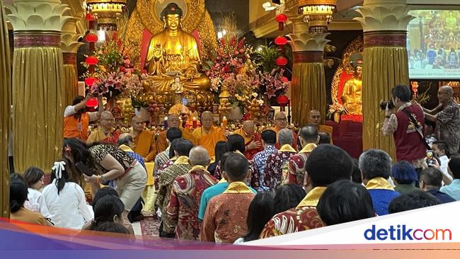 5 Ribu Umat Buddha Rayakan Kathina di Wihara Ekayana Arama