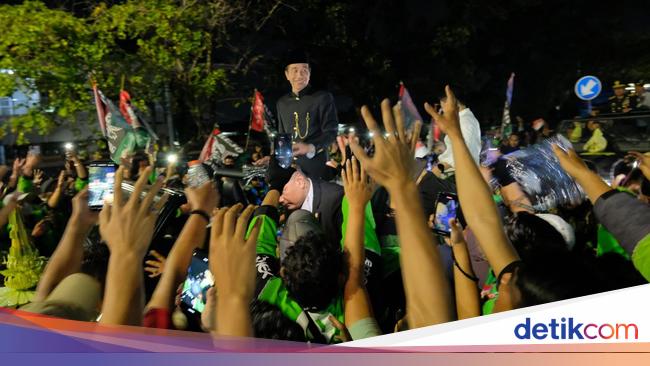 Kepulangan Jokowi ke Solo Disambut Warga hingga Driver Gojek