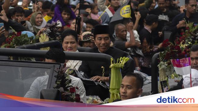 Back in Solo, Jokowi was invited to an RT meeting and a social gathering for gentlemen