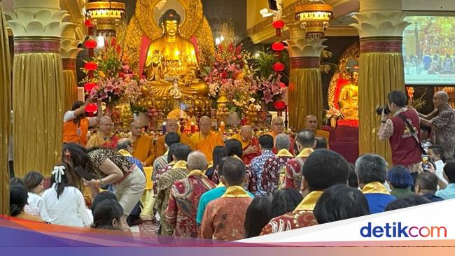 Ribuan Umat Buddha secara Khidmat Melaksanakan Perayaan Kathina