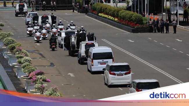 メルセデス・ベンツSガード大統領公用車が白に変わった？