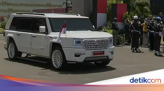 Presiden Prabowo Tinggalkan MPR dengan Mobil Maung Garuda 'Indonesia 1'