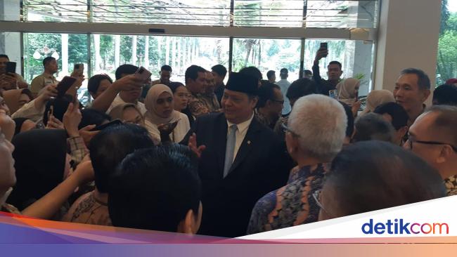 Jadi Menko Perekonomian Lagi, Airlangga Disambut Pegawai