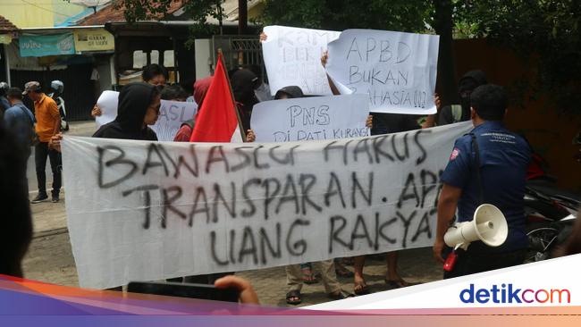 Demo Massa Desak Bupati Pati Mundur, Ini Kebijakan Kontroversialnya