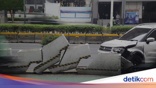 Gegara Ngantuk, Pengendara Mobil Ini Tabrak Separator Jalur Sepeda