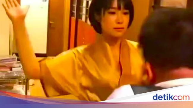 Nyeleneh! Makan di Resto Ini Bisa Rasakan Tamparan Wajah Wanita Cantik