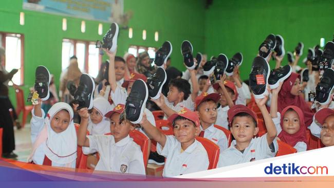 PT GNI &amp; SEI Bagikan Ratusan Sepatu untuk Siswa SD di Morut