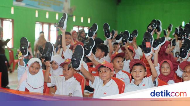 PT GNI & SEI Bagikan Ratusan Sepatu untuk Siswa SD di Morut