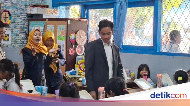 Pakai Jas, Gibran Tinjau Makan Bergizi Gratis di SDN 03 Menteng