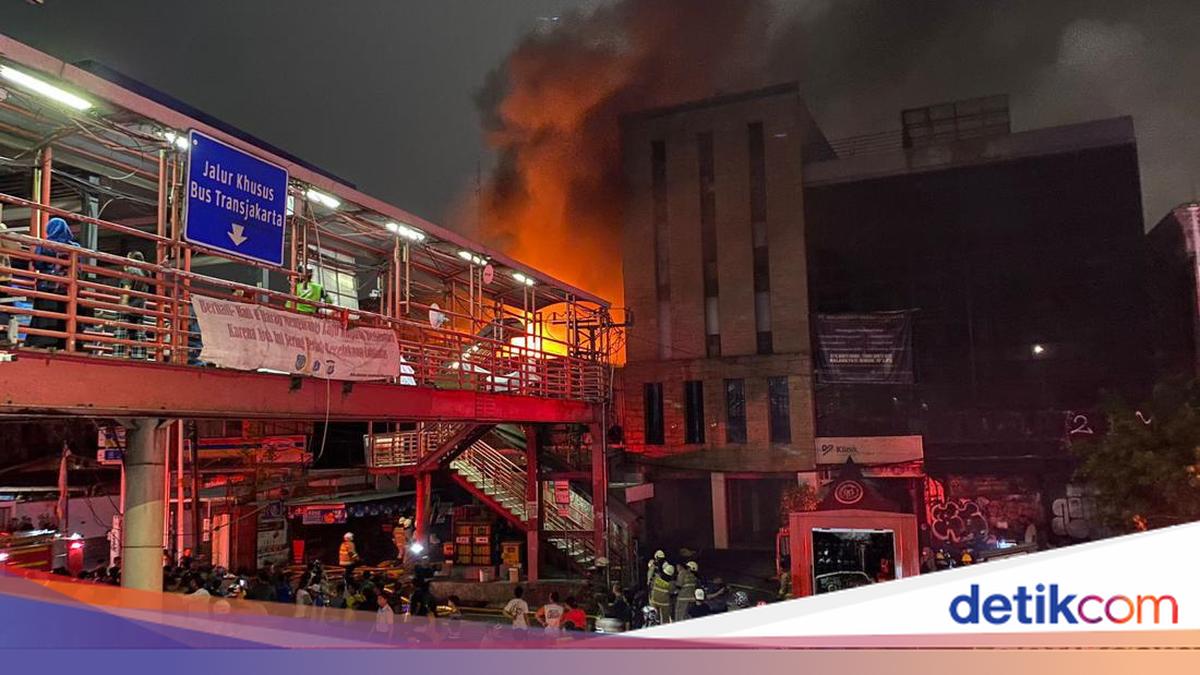 Api Damkar Api Masih Menyala, Damkar Tambah Personel Padamkan Kebakaran Ruko Mampang
