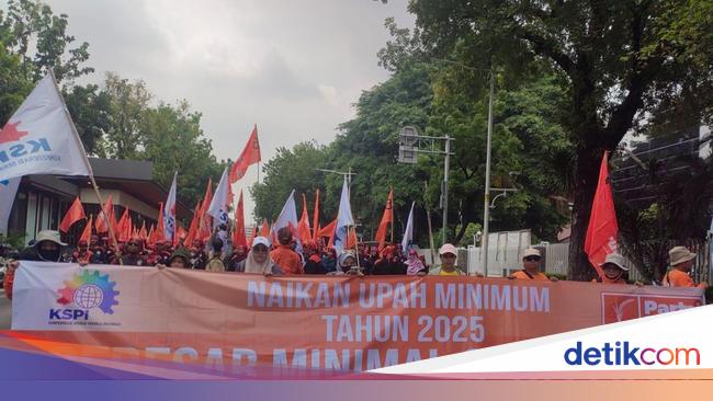 Hujan Tak Surutkan Ribuan Buruh Demo Tuntut Upah Naik 10%
