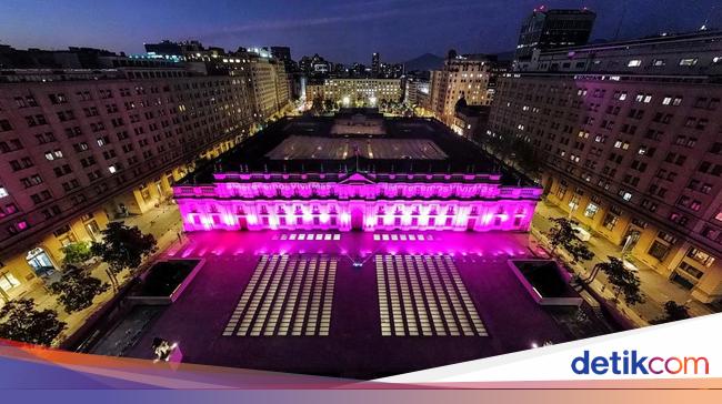 Istana Pemerintah Chile Menyala Pink Peringati Bulan Kesadaran Kanker Payudara