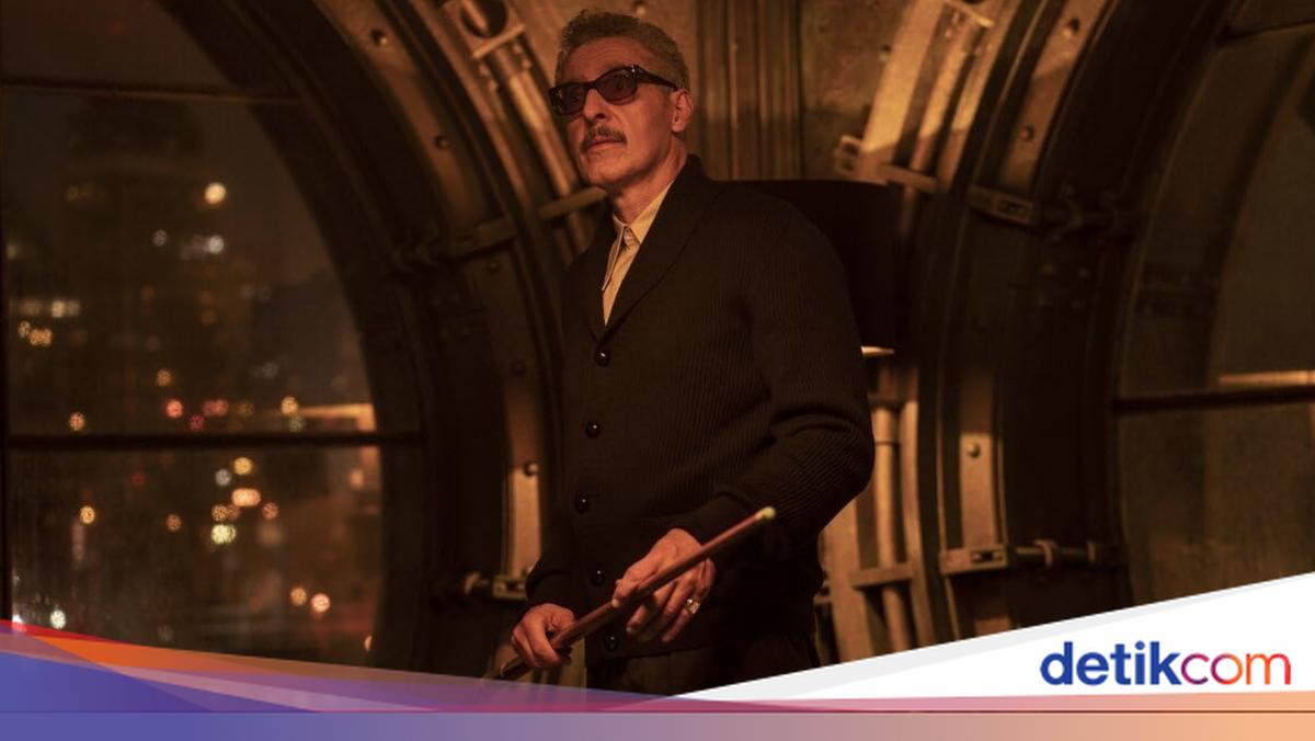 サングラスをかけて立つジョン・タトゥーロ