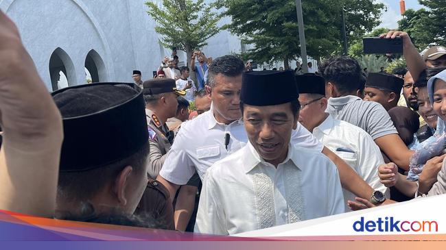 Jokowi's Friday prayers at Zayed Mosque solo with Kaesang