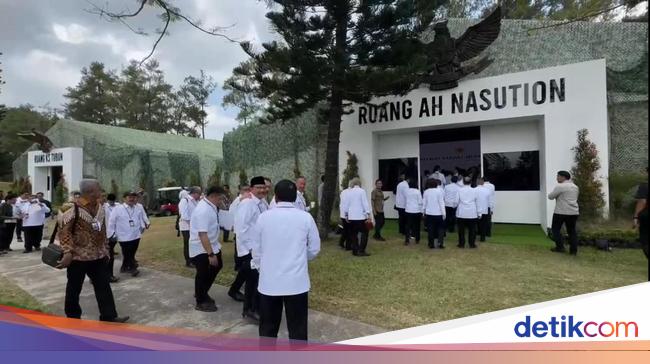 Momen Anggota Kabinet Terima Materi di Ruang AH Nasution di Retreat Magelang