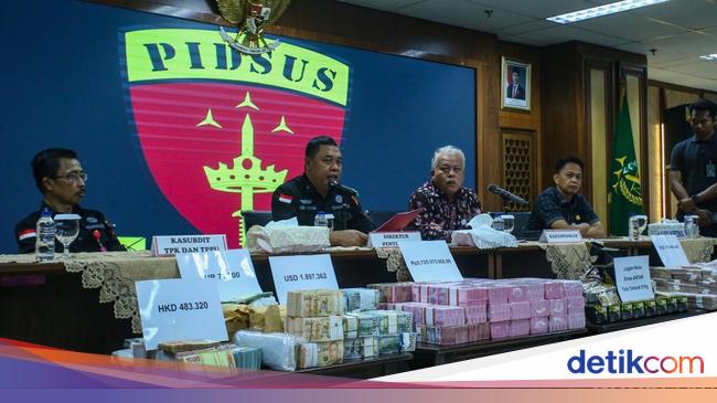 Tumpukan Duit Nyaris Rp 1 T dalam 5 Mata Uang dari Rumah Eks Pejabat MA