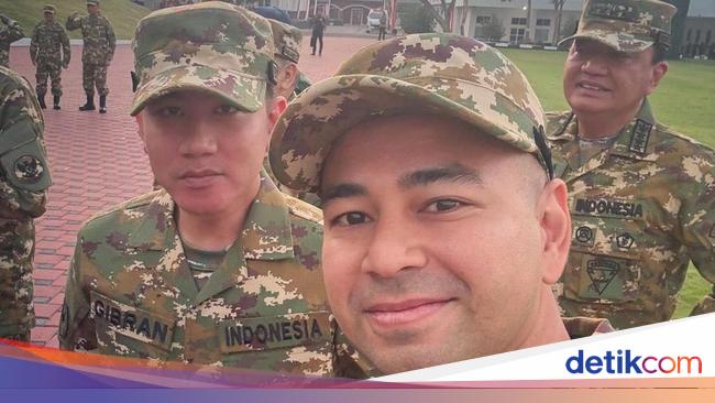 Tangan Bak Tongsis, Wefie Bareng Ala Raffi Ahmad saat Retreat di Akmil Magelang