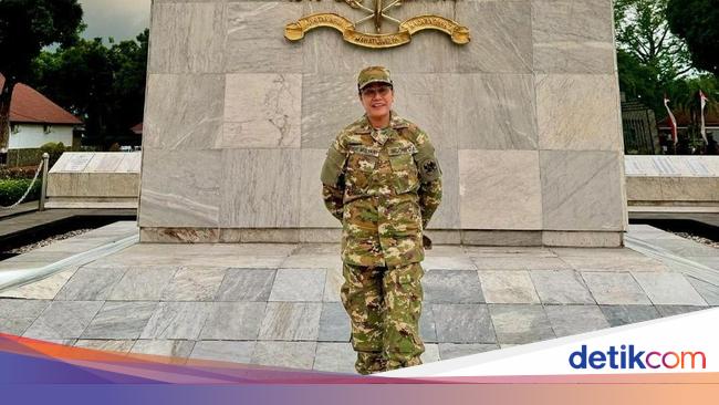 Sri Mulyani Berseragam Loreng & Foto Depan Patung Jenderal Soedirman