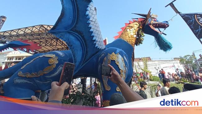 Potret Kemeriahan Arak-arakan Nadran 3 Kampung Nelayan di Cirebon