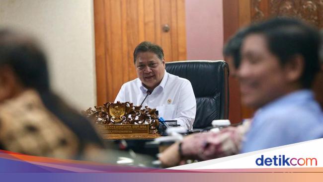 PMI Manufaktur Kontraksi 4 Bulan Berturut-turut, Airlangga Akui Daya Beli Lemah