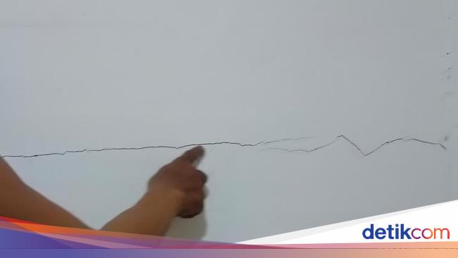 Dinding retak rambut akibat pergerakan tanah
