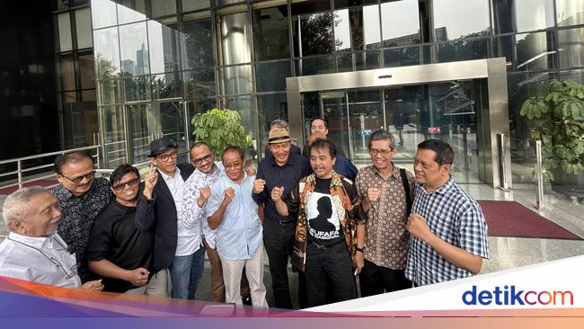 Abraham Samad and others visit Corruption Eradication Commission, urge investigation into corruption allegations linked to Jokowi family