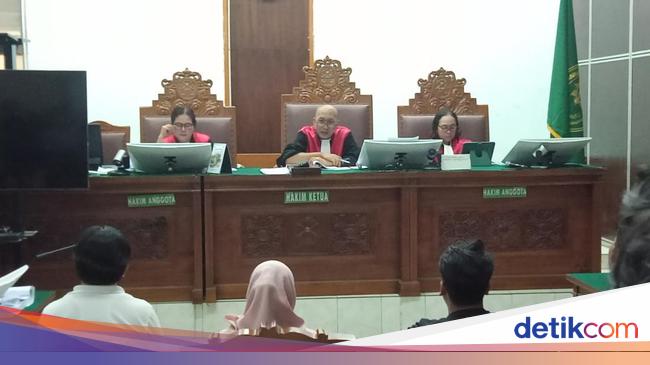 Saksi Sebut Eks Satpam Peras Ria Ricis Rp 300 Juta dari Foto saat Olahraga