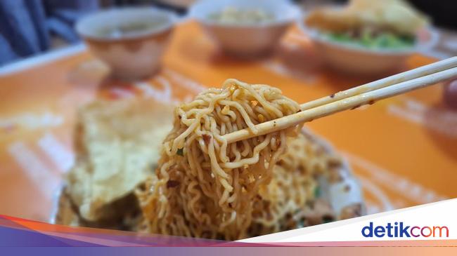 Tamatan SD Sukses Jadi Pelopor Mie Ayam Coli yang Unik