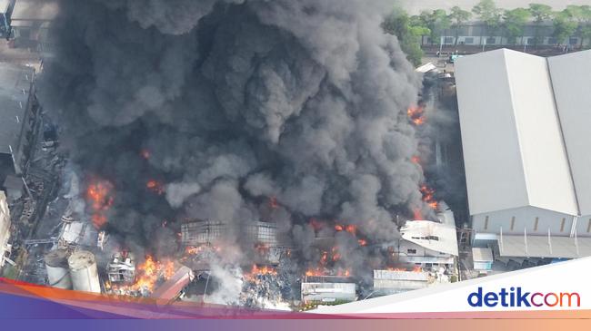 Pabrik di Harapan Jaya Bekasi Kebakaran, Asap Membumbung Tinggi