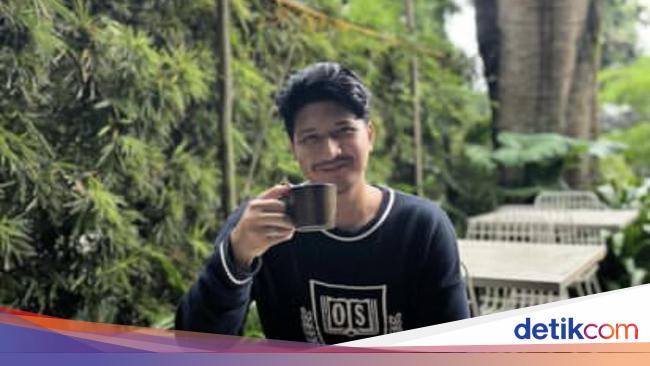 Potret Aditya Zoni Saat Minum Kopi hingga Makan Semangka