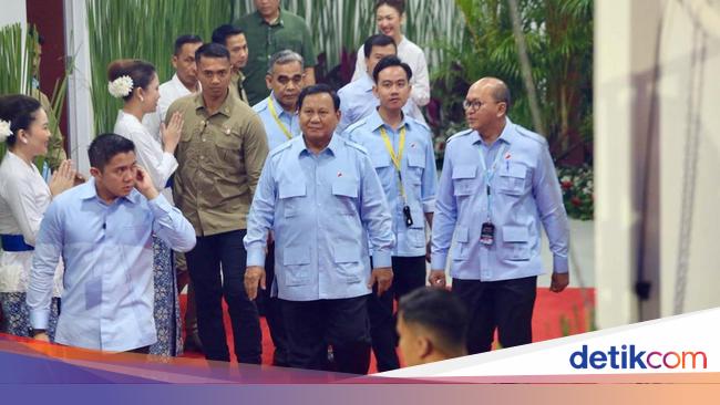 Momen Prabowo Colek Bahlil Ajak Anggota HIPMI Bagi-bagi Seragam Anak Sekolah