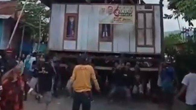 Beda Pilihan di Pilkada, Rumah Panggung di Barru Dipindahkan Ramai-ramai