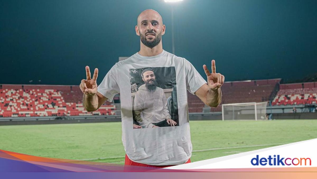 M Rashid Rashid M Rashid Dedikasikan Kemenangan Persebaya untuk Saudara Bebas dari Penjara