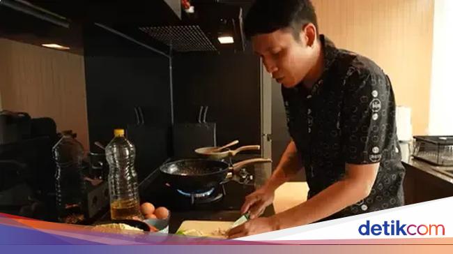 Momen Desta Mahendra Jajan Siomay hingga Makan Nasi Rames