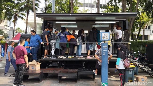 Polisi Bagikan 300 Porsi Sarapan Gratis di CFD, Warga: Nasi Gorengnya Enak