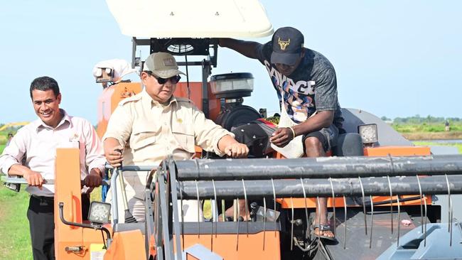 Naik Mesin Combine Harvester, Prabowo Tinjau Panen Padi di Merauke