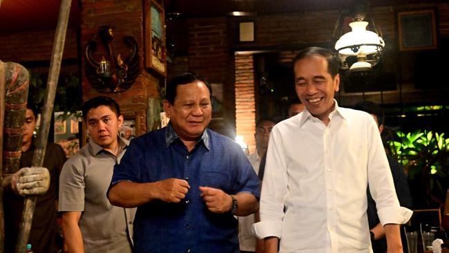 Momen Hangat Makan Malam Prabowo Bersama Jokowi di Solo